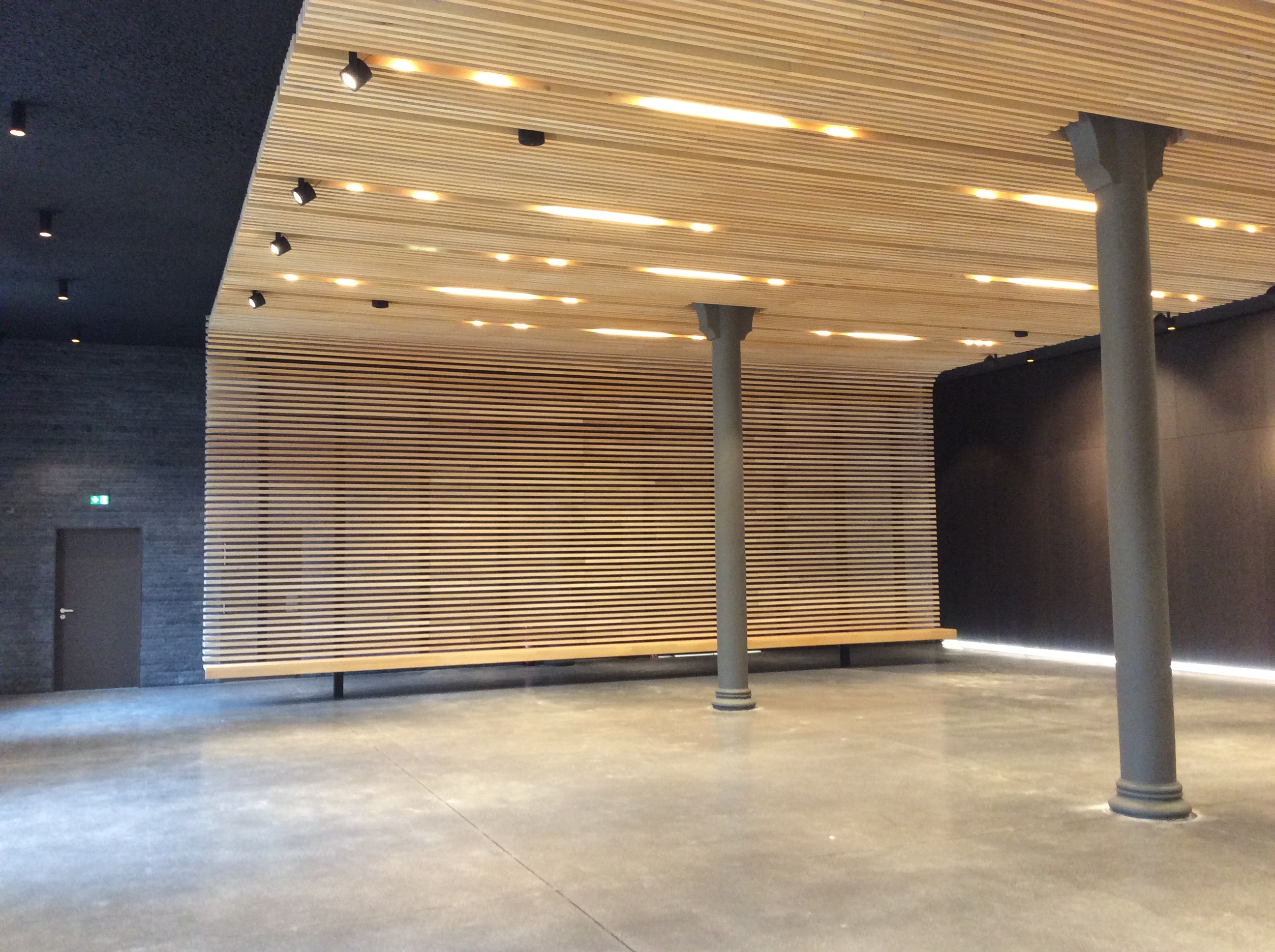 Plafond et retombée en tasseaux bois - Thomas architectes, Champagne Roederer