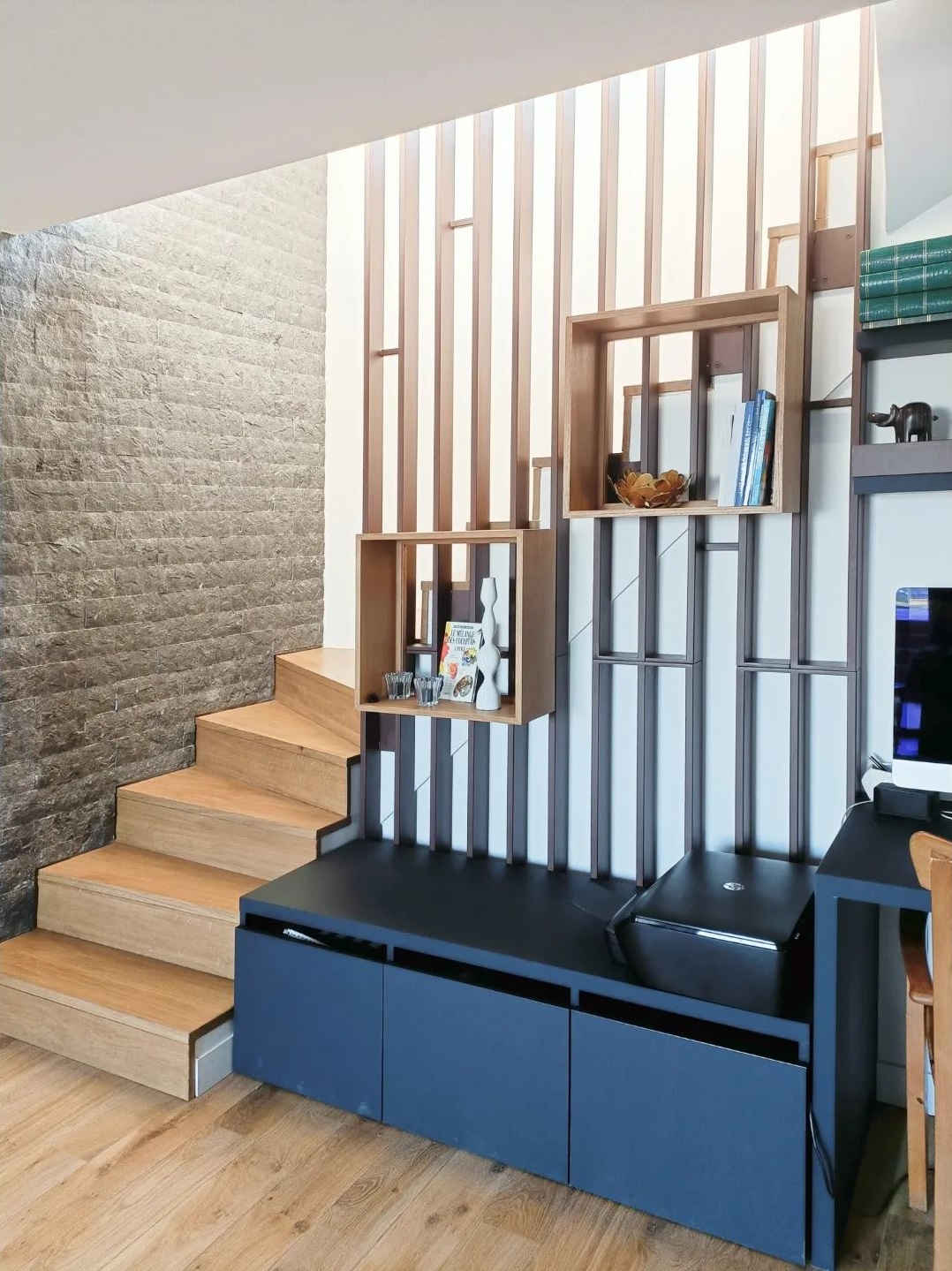 Aménagement d'un palier en zone bureau, parquet, habillage d'escalier - Haïku architectes