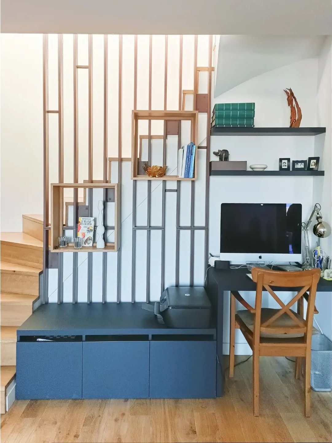 Aménagement d'un palier en zone bureau, parquet, habillage d'escalier - Haïku architectes