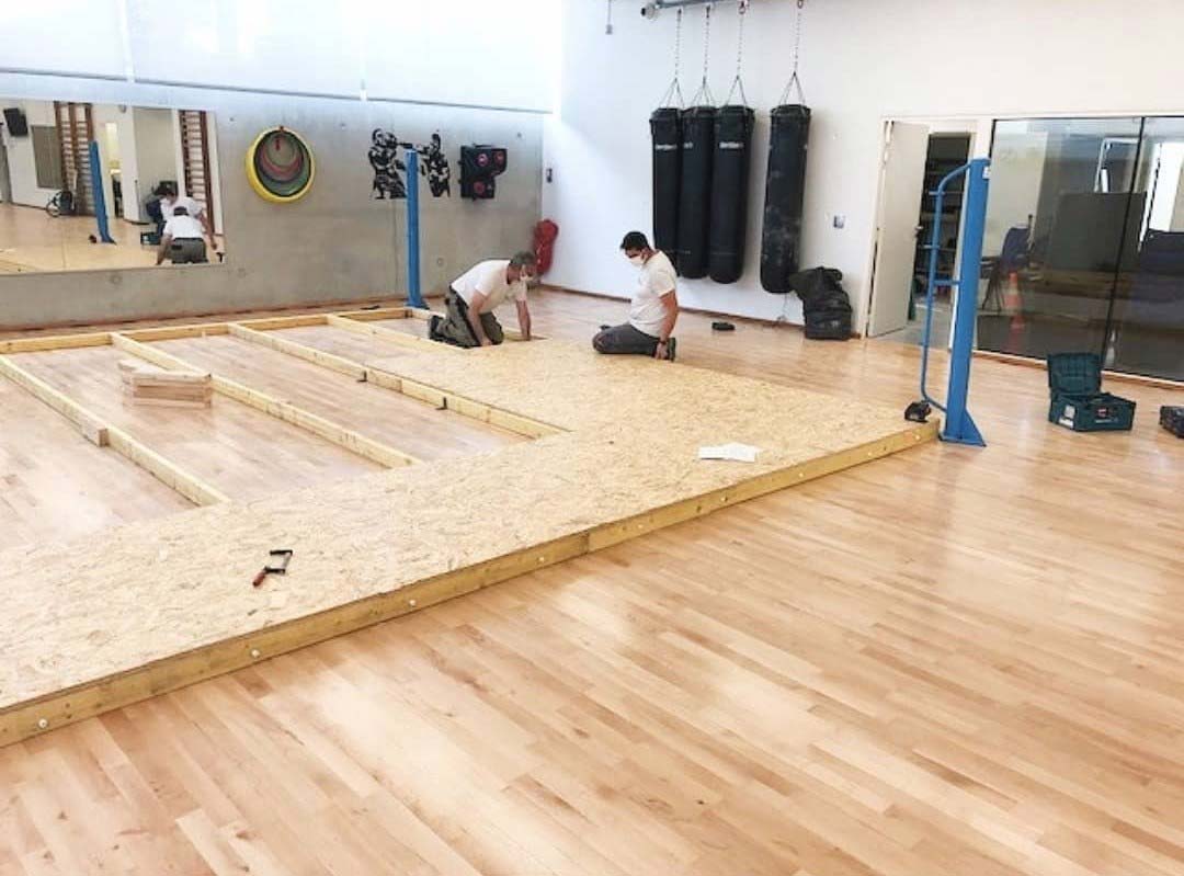 Parquet d'une salle de sport et montage du ring