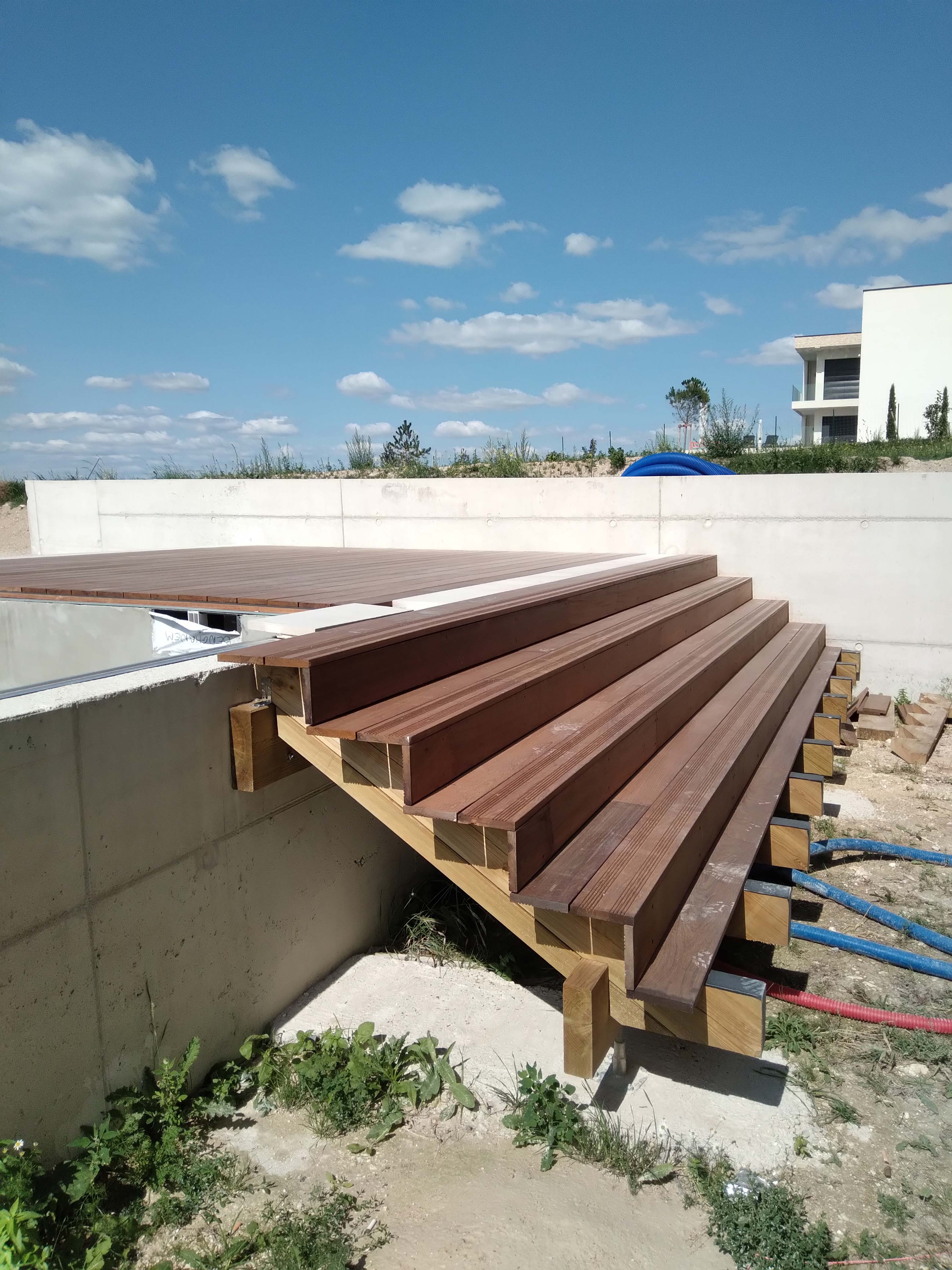 Création d'un escalier en bois pour une terrasse de piscine