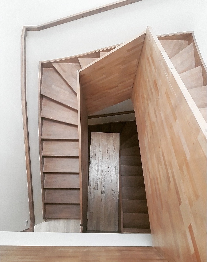 Escalier sur mesure avec garde-corps plein