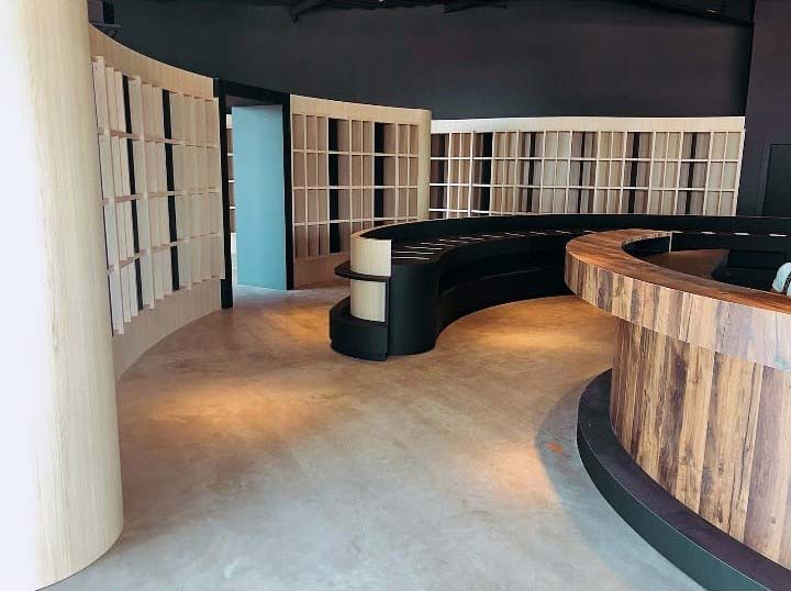Comptoir et meubles de présentation d'une boutique